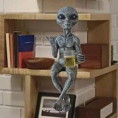 Alien Statue Drinking Beer Alien Sculpture Resin Craft Novelty Funny Decoration