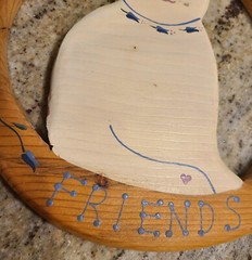 Wood Welcome Friends Round Sign Cut out White Cat Hand Painted 80’s Hearts 10.5″