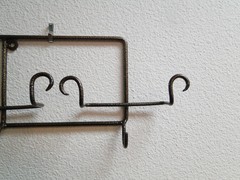 Bard’s Horizontal Antique Gold Metal Display Rack for Four Cup & Saucer Sets 26″