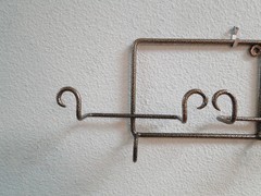 Bard’s Horizontal Antique Gold Metal Display Rack for Four Cup & Saucer Sets 26″